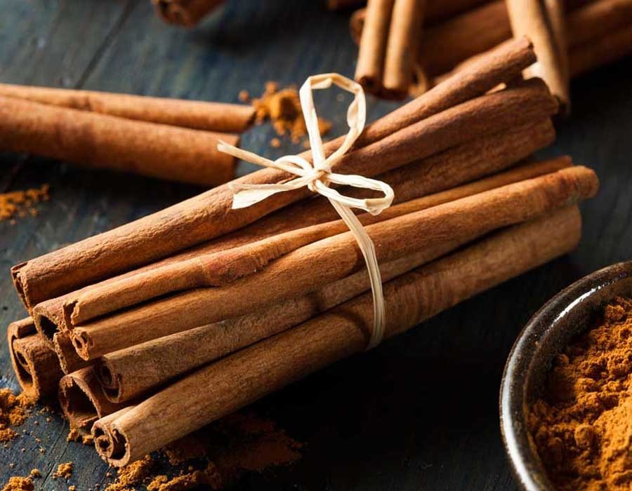 وتخبرنا عن فوائد القرفة الصحية للنساء