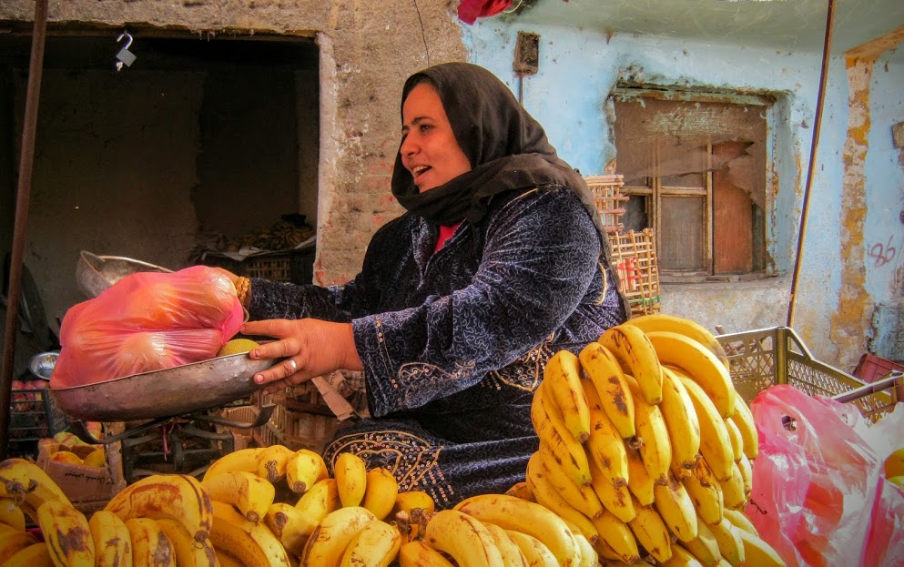 في عيد الحب..حكايات وغراميات لبائعة الفاكهة