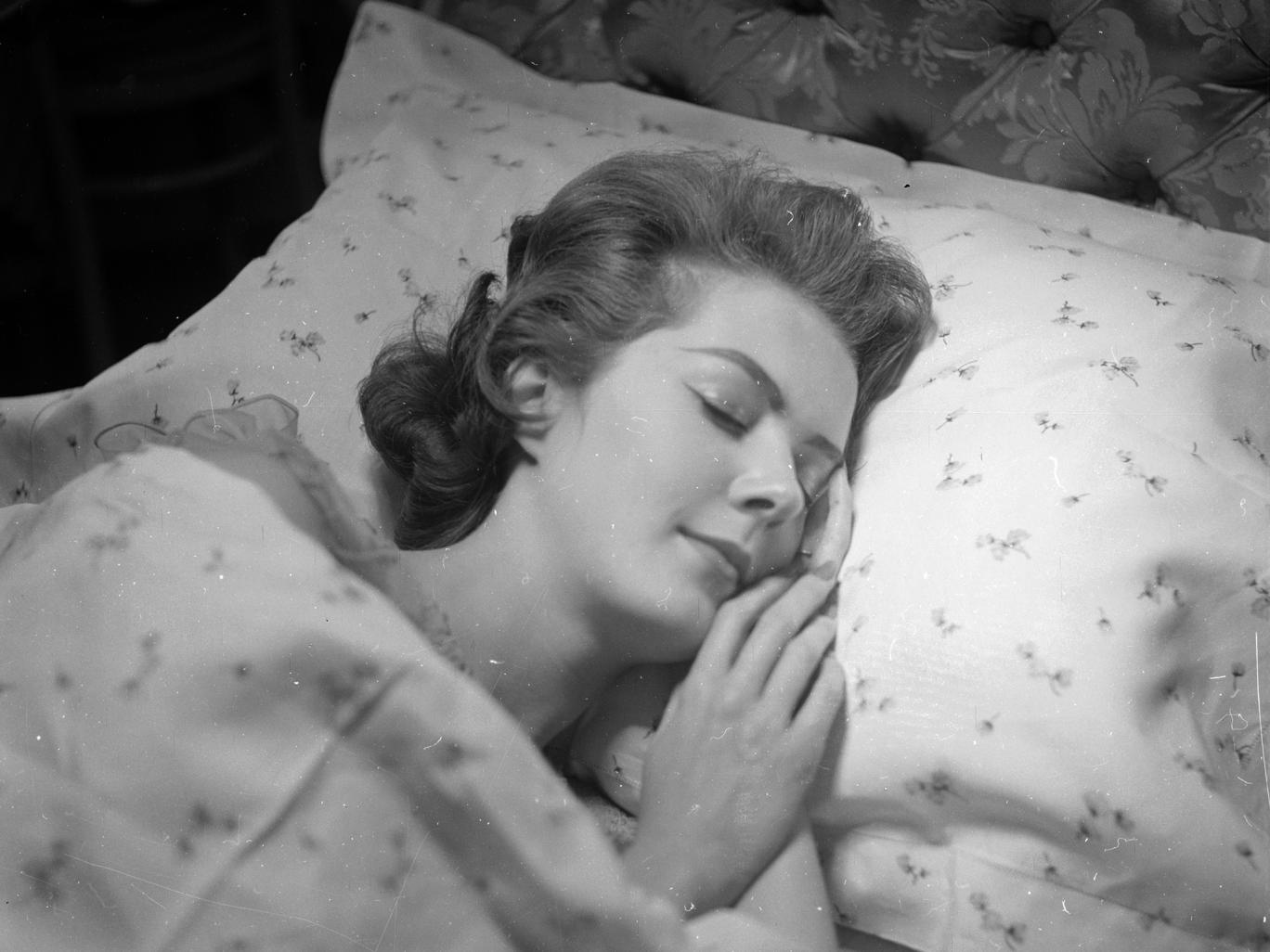 دراسة: العقل المعقد للنساء يحتاج لنوم أطول من الرجال