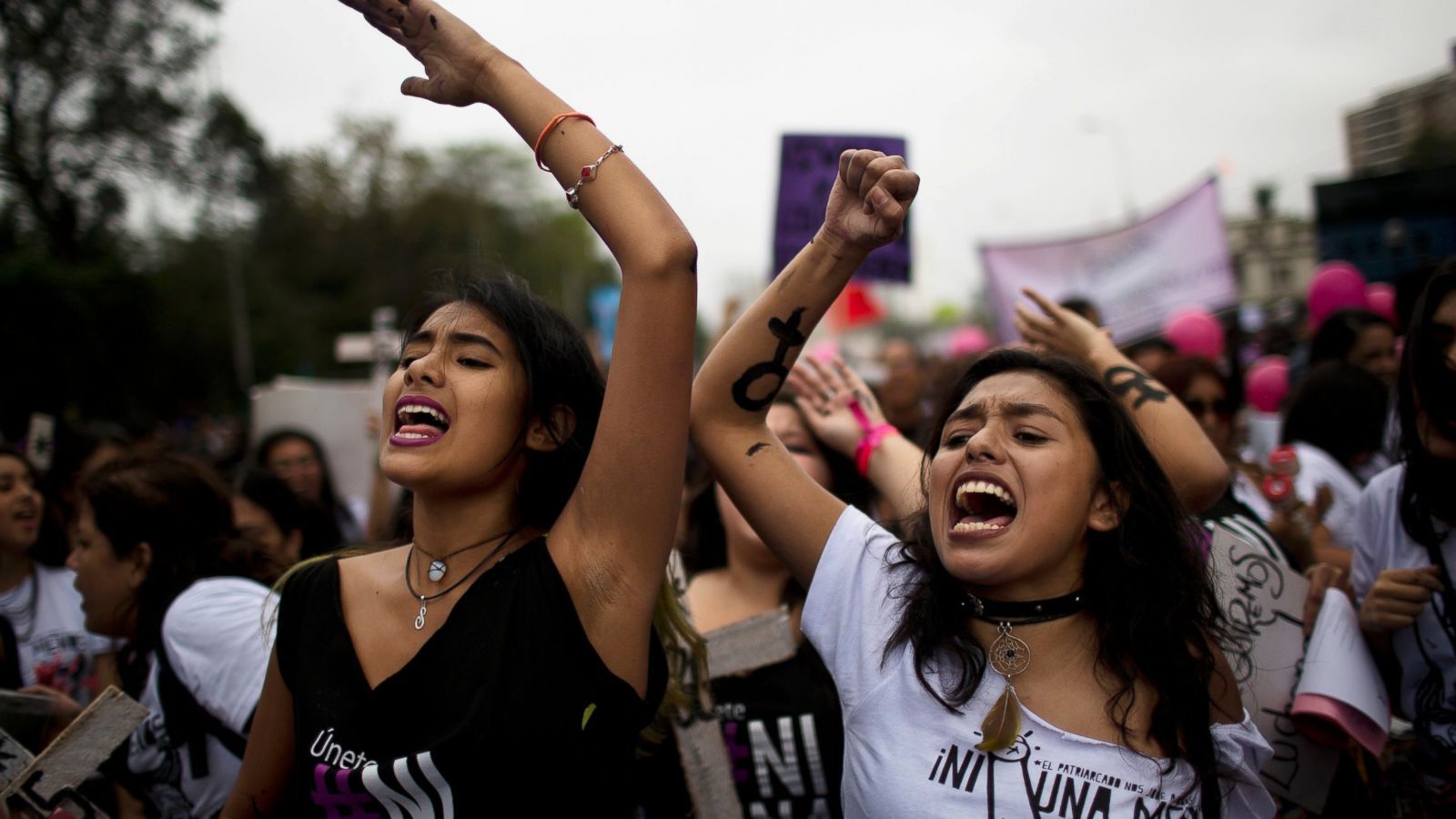 مظاهرة حاشدة في ”بيرو” احتجاجاً على أوضاع المرأة في البلاد بمشاركة الرئيس