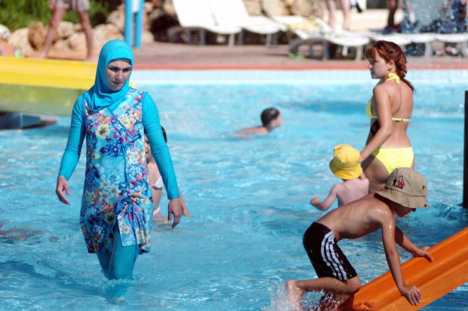 أزمة البوركيني في مصر بعد إجبار سيدة على الخروج من حمام السباحة | احكي