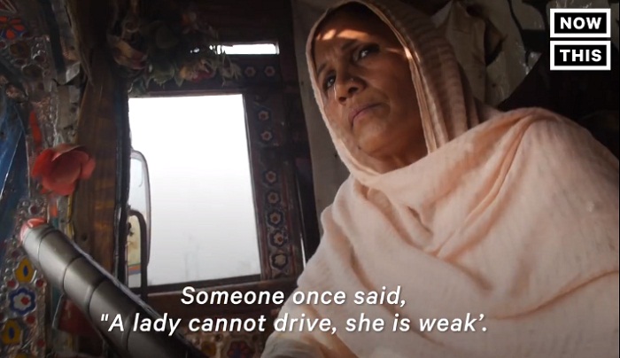 ”شاميم أختار”.. أول سيدة باكستانية تقود شاحنات ضخمة 