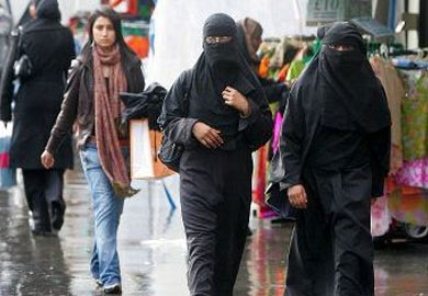 شخص يهاجم مسلمة وينزع حجابها في لندن