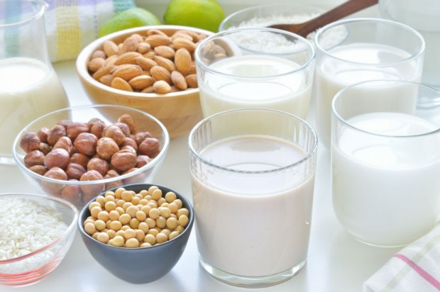 3 أنواع من الحليب النباتي وطريقة صنعها