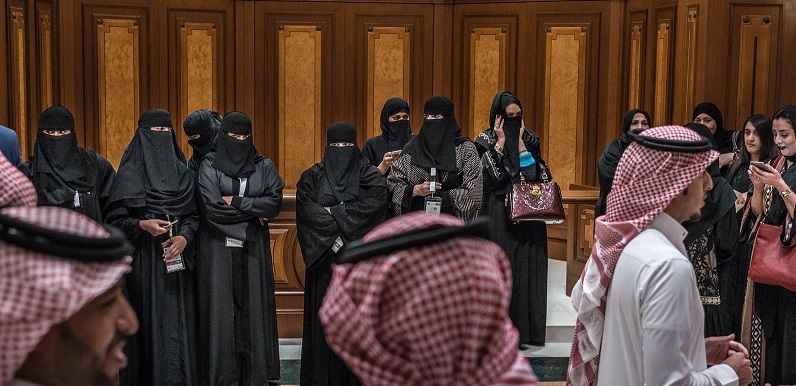”نيويورك تايمز” تسجل شهادات السعوديات حول نظام الولاية 