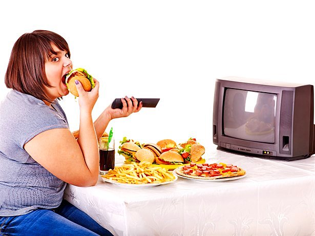 دراسة: تناول الوجبات أثناء مشاهدة التلفزيون يزيد من احتمال الإصابة بالسمنة