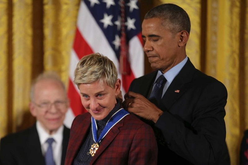 أوباما يمنح نجمة الكوميديا ”إلين ديجنريز” وسام الحرية