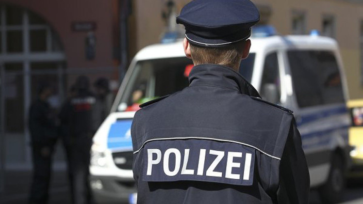الشرطة الألمانية تكسر القاعدة وتقبل امرأة بثدي صناعي