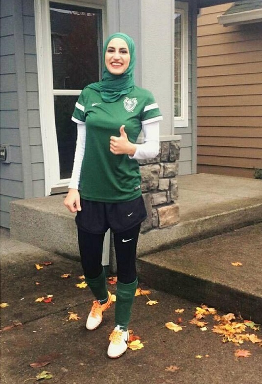 ندى خليل.. تلعب كرة القدم بـ ”الحجاب” في أمريكا