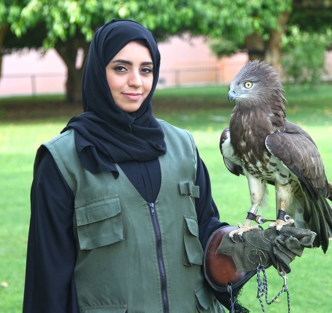 ”جواهر الشامسى”.. أول إماراتية تدرب الطيور الجارحة