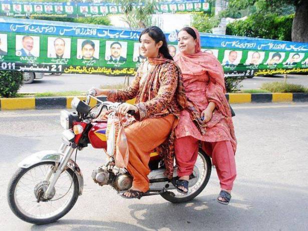 دراجات نارية تقودها النساء في الهند
