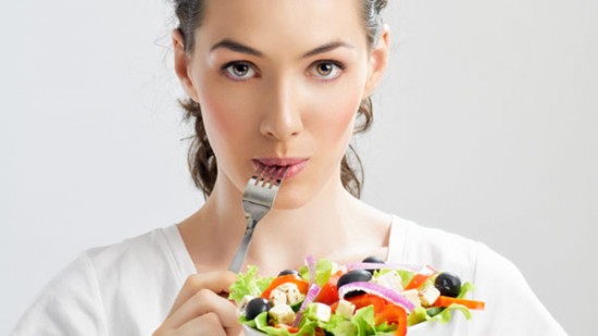 تناول الطعام ببطء يجعلك تستغني عن ”الحمية الغذائية”