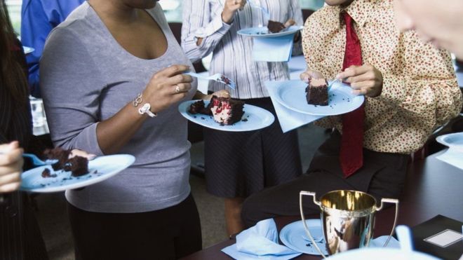 مناشدة لإنهاء ”ثقافة الكعك بأماكن العمل” في بريطانيا