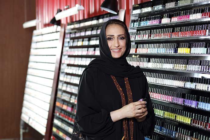 كوثر مكاحلة.. مؤسسة أول Spa في دبي تدخل ”جينيس” بطلاء الأظافر كوثر مكاحلة.. مؤسسة أول Spa في دبي تدخل ”جينيس” بطلاء الأظافر