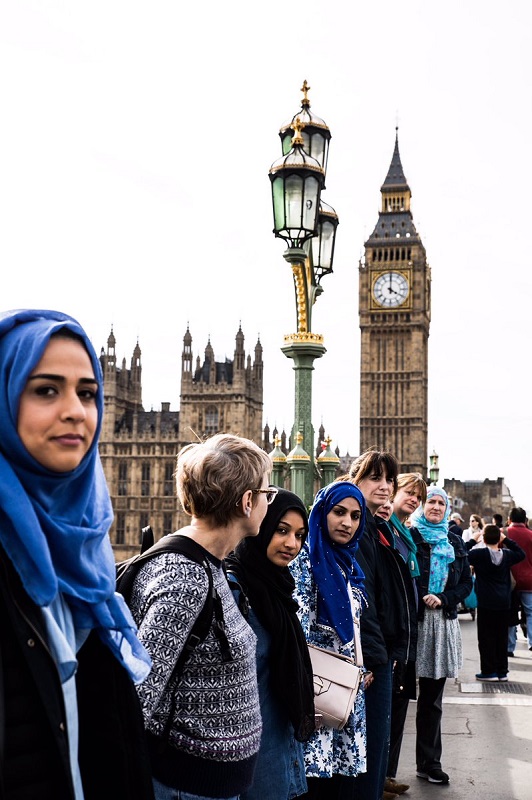 مسلمات بريطانيات يقفن صامتات على جسر بلندن