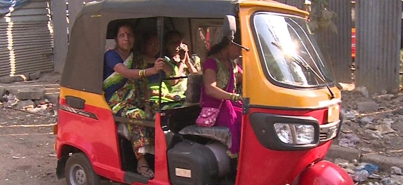 النساء يقدن عربات ”التوك توك” في الهند.. لأول مرة