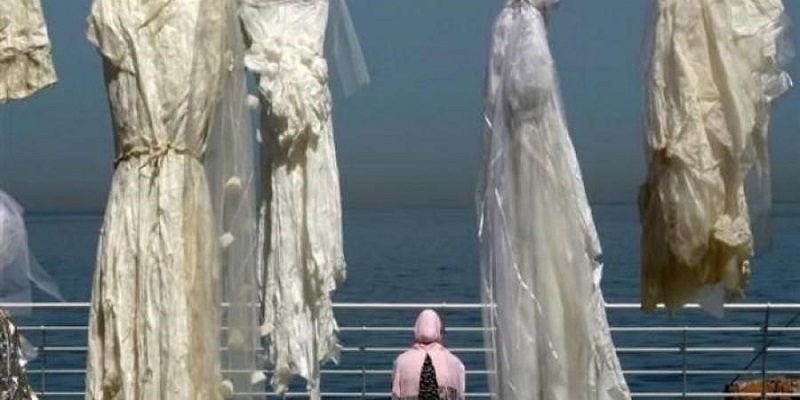 ”الأبيض ما بيغطي الاغتصاب”.. حملة لبنانية شنقت فساتين الزفاف