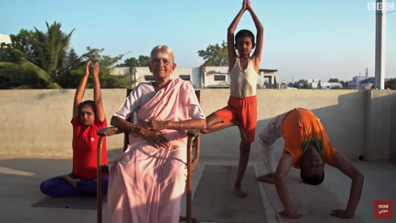”نانامال آما” مدربة يوجا هندية تخطت التسعين من عمرها
