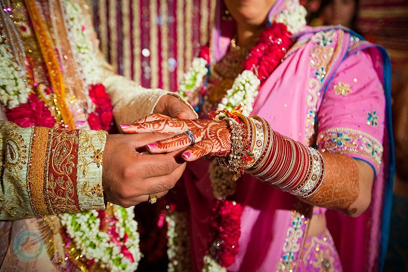 وزير هندي يقدم 700 عصا هدية للمقبلات على الزواج