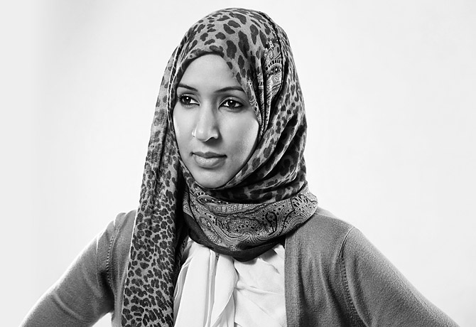 منال الشريف.. سعودية تتحدى الوصاية وتقود سيارتها منال الشريف.. سعودية تتحدى الوصاية وتقود سيارتها