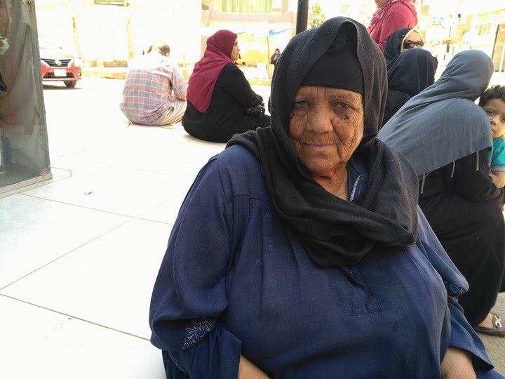 ”أم صابرين”.. بائعة اللبن والبهجة