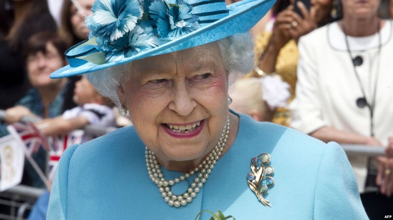 الملكة إليزابيث تعين أول مساعد أسود في تاريخ بريطانيا