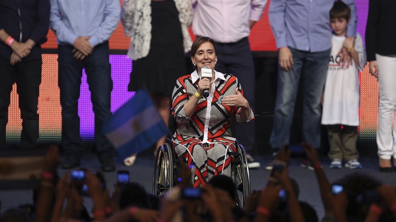 ”جابرييلا ميتشيتي” نائبة الرئيس التي تدير الأرجنتين من ”كرسيها المتحرك”