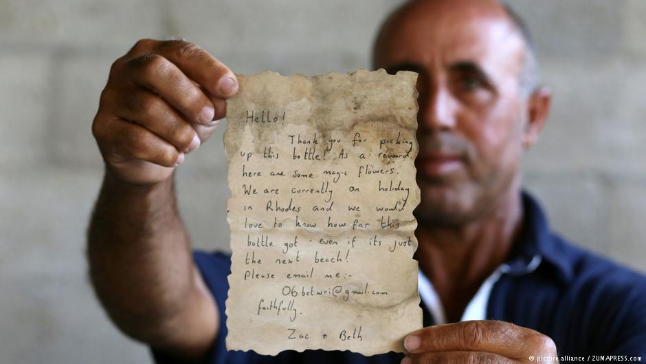 ”صياد من غزة” يلتقط بشبكته رسالة حبيبين من اليونان