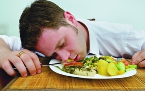 أحذر.. 6 عادات تمارس بعد تناول الطعام مباشرة تهدد صحتك 