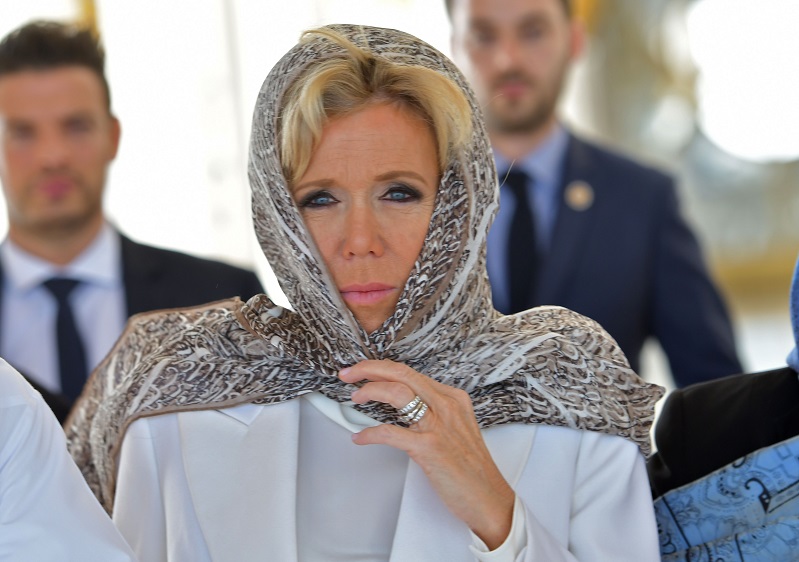  زوجة ماكرون بالحجاب في المسجد الكبير في أبو ظبي