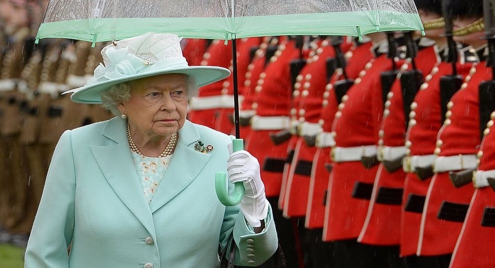 الملكة ”إليزابيث” تحتفل بعيد زواجها الـ70