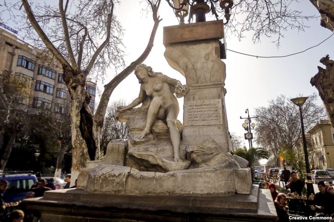بالفيديو .. متطرف يحطم تمثال امرأة عارية بشرق الجزائر