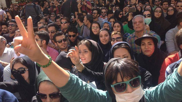 إيران تنفي تخفيف القيود على التزام النساء بالزي الإسلامي