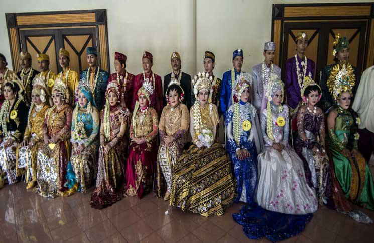 إندونيسيا تفتتح العام الجديد بحفل زفاف جماعي