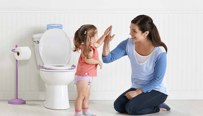 أفضل الطُرق لتعليم طفلك دخول الحمام 