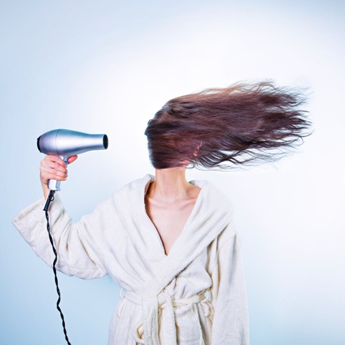 فرد الشعر بدون سشوار.. ”الطاقية” هي الحل