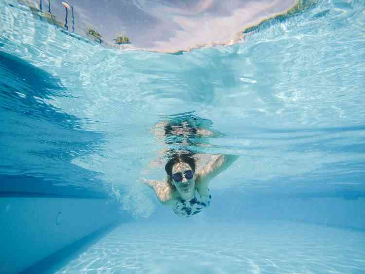 أفضل أماكن تعليم السباحة للكبار والأطفال في مصر