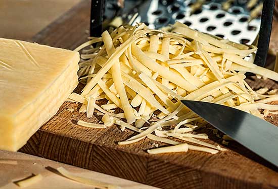 طريقة عمل الجبنة الرومي بمكونات مضمونة في منزلك