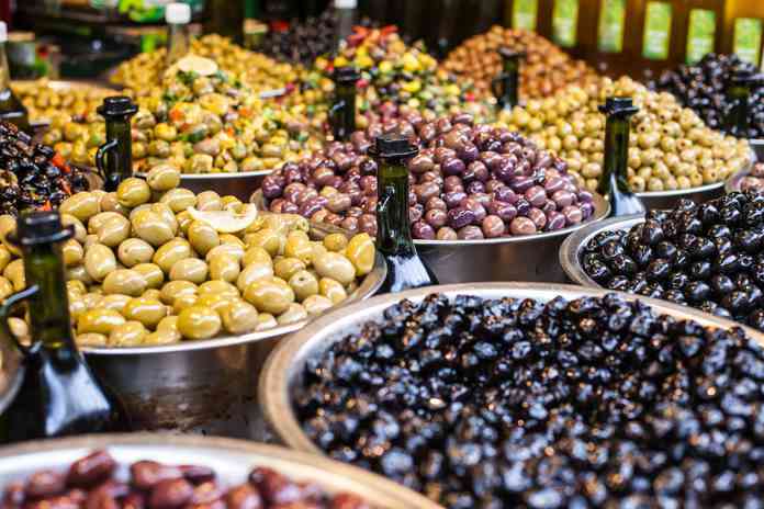 طريقة عمل الزيتون المخلل فاكهة المقبلات الشهية
