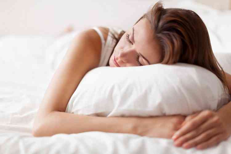 أفضل المخدات الطبية لسلامة جسمك أثناء النوم