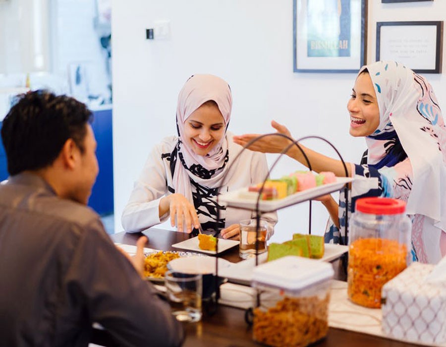 إتيكيت عزومات رمضان لتجنب المواقف المحرجة إتيكيت عزومات رمضان لتجنب المواقف المحرجة