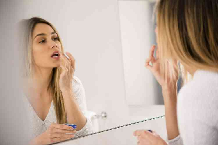 طرق تقشير الشفايف طبيعيًا ونصائح للحفاظ على جمالها طرق تقشير الشفايف طبيعيًا ونصائح للحفاظ على جمالها