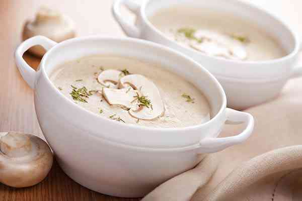 طريقة عمل شوربة الفطر بالكريمة والإضافات الشهية طريقة عمل شوربة الفطر بالكريمة والإضافات الشهية