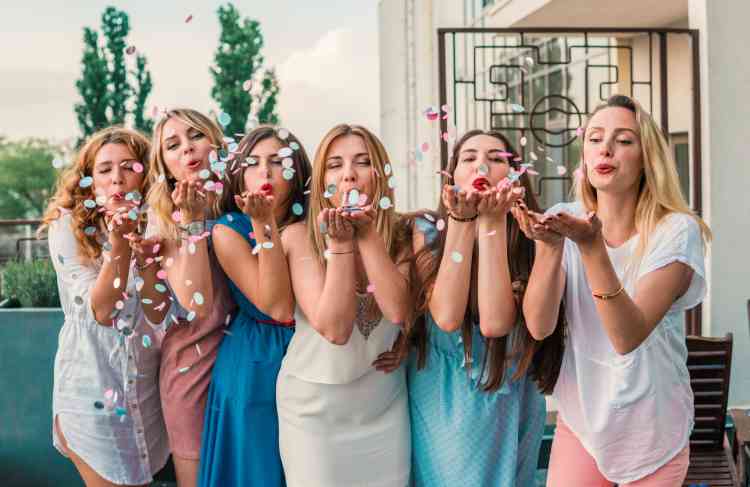 فساتين الحنة لإطلالة مميزة في حفل ما قبل الزفاف فساتين الحنة لإطلالة مميزة في حفل ما قبل الزفاف