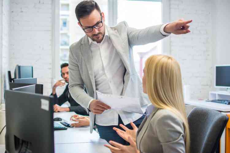 كيف تتعامل مع المدير السيء بطرق ذكية وفعالة كيف تتعامل مع المدير السيء بطرق ذكية وفعالة