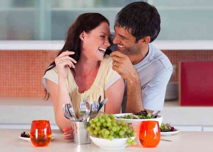 هل هناك علاقة بين العلاقة الحميمة والنظام الغذائي؟ هل هناك علاقة بين العلاقة الحميمة والنظام الغذائي؟
