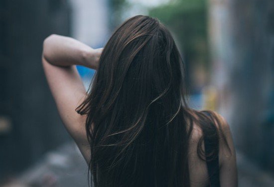 9 طرق طبيعية للتخلص من قشرة الشعر