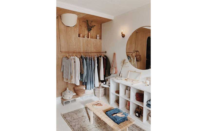 خزانة الملابس في غرفة نوم ذات مساحة صغيرة