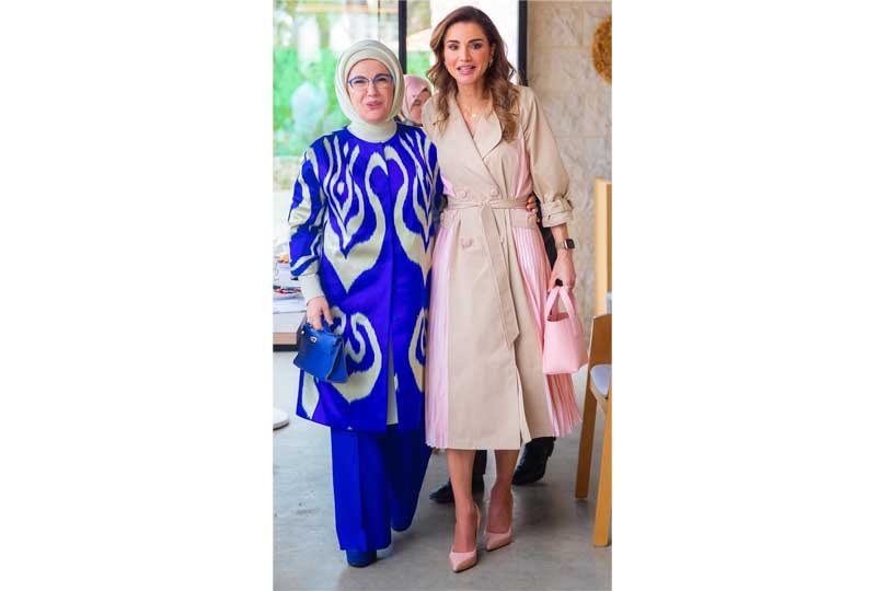 إطلالات الملكة رانيا بإطلالة رسمية أنيقة