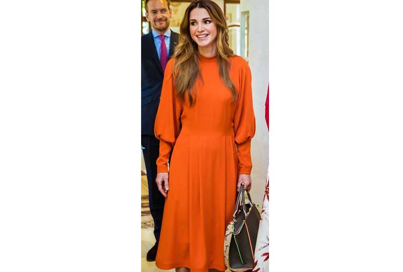 إطلالات الملكة رانيا بفستان برتقالي